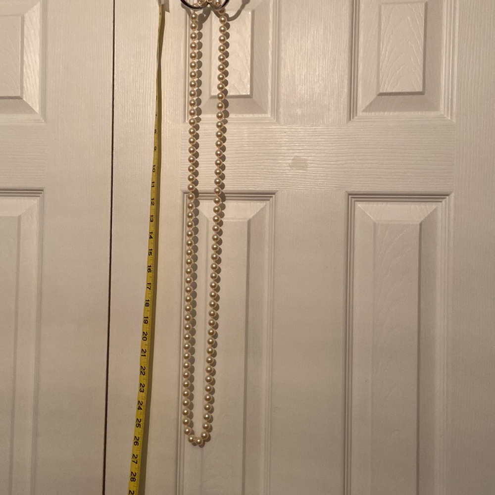 Beautiful large faux pearl necklace. - Picture 3 of 5